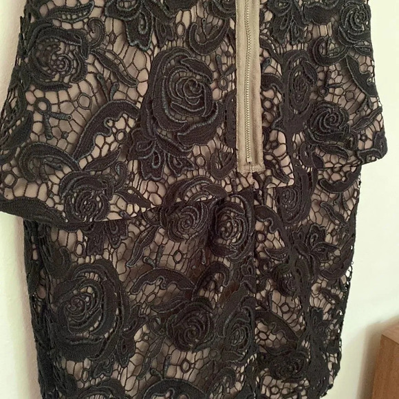 Tracy Reece dress sz 2 black lace over tan with peplum skirt back zip midi - Picture 6 of 6
